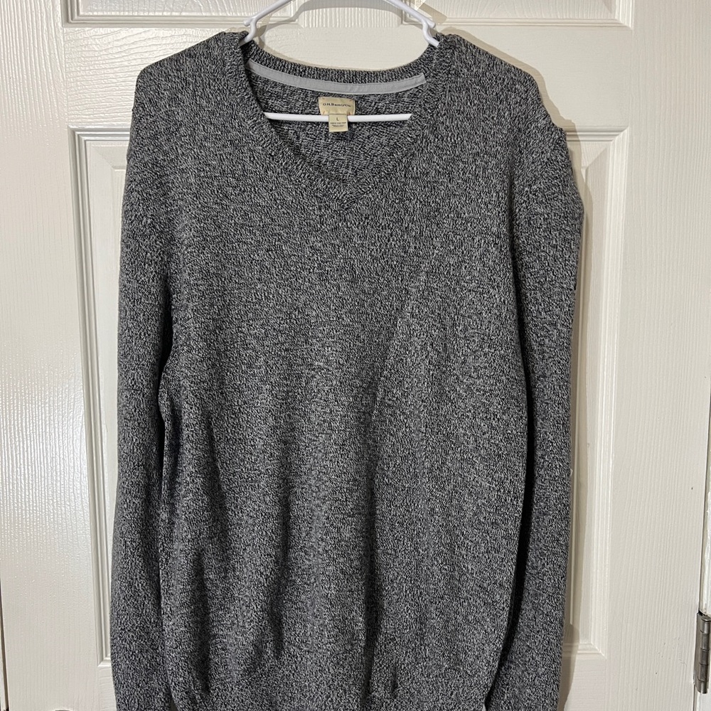 Men's Gray V-Neck Sweater; Large; G. H. Bass